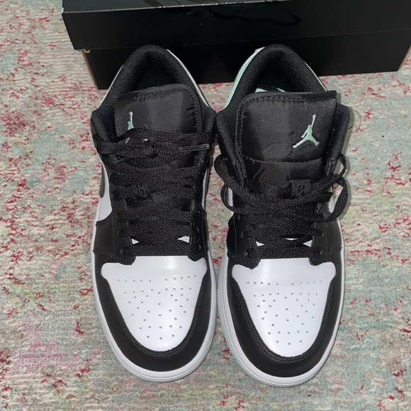 Worn once - Air Jordan 1 Low SE - White - Mint Foam - Black - Picture 2 of 9